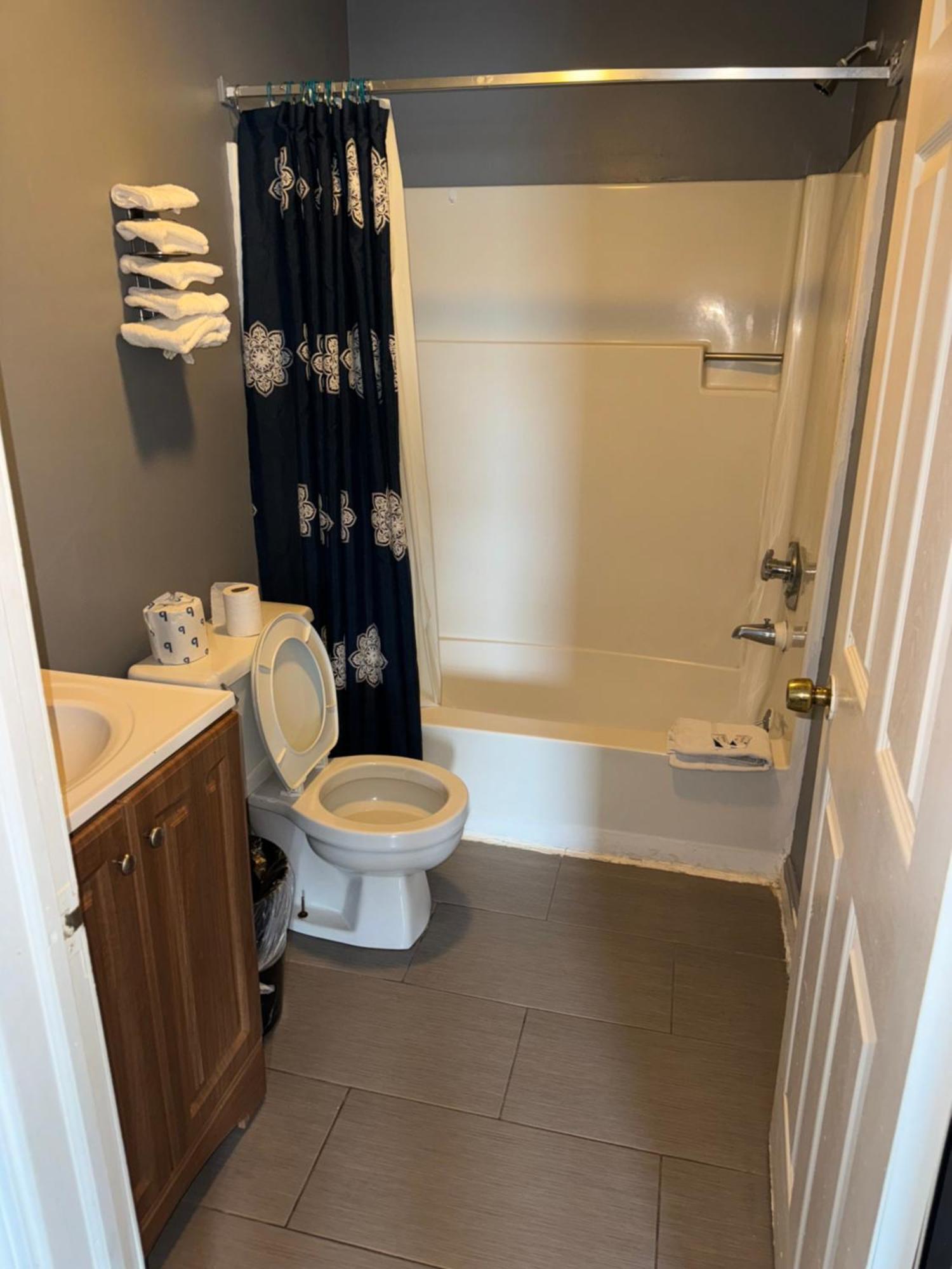 12 Ashworth Ave Suites Hampton Eksteriør billede